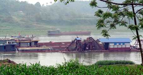 Tàu hút cát chen chúc trên sông Lô.