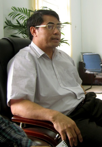 Giám đốc bệnh viện “vung tay” tuyển 240 lao động không đúng thẩm quyền - 2 Giám đốc Sở Nội vụ tỉnh Hòa Bình trong buổi làm việc với PV Dân trí.
