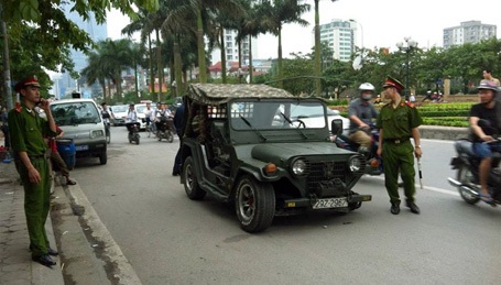 Hà Nội: Xe Jeep “rụng” bánh khi đang chạy - 1 Chiếc xe Jeep rụng mất 1 bánh.