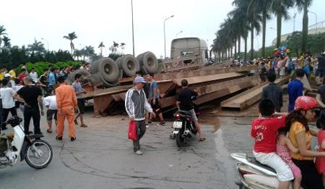 Hà Nội: Hoảng hốt chứng kiến xe rơ-moóc chổng vó lên trời - 1 Chiếc xe rơ-moóc chổng vó lên trời.