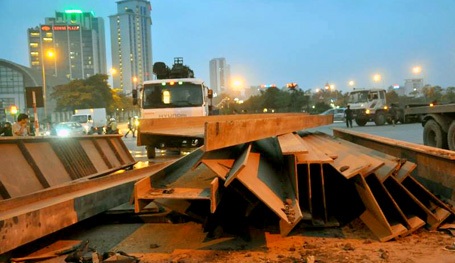 Hà Nội: Hoảng hốt chứng kiến xe rơ-moóc chổng vó lên trời - 2 Nhiều tấm dầm thép đổ ra đường.