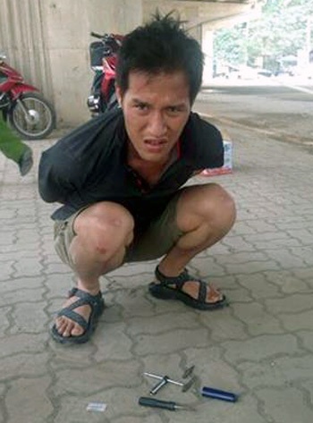 Đối tượng Tú cùng bộ vam phá khóa phát hiện trong người.