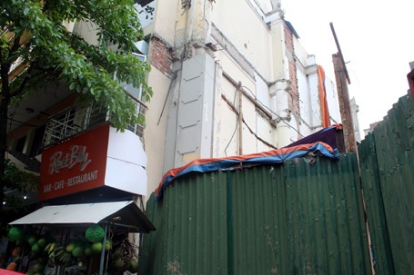 Nhà số 11 Lương Ngọc Quyến sát với công trình Nhà khách đang thi công.