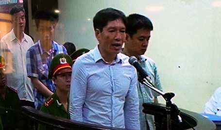 Bước xuống từ xe thùng, Dương Tự Trọng nở nụ cười tươi khi thấy rất đông người thân đứng chờ.