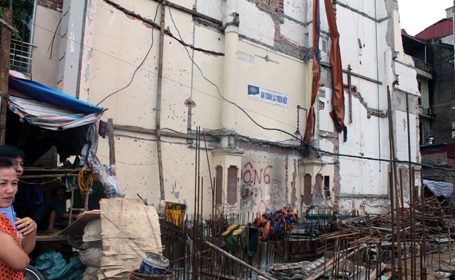 Phần tường nhà số 11 nham nhở từ khi công trình Nhà khách được thi công.