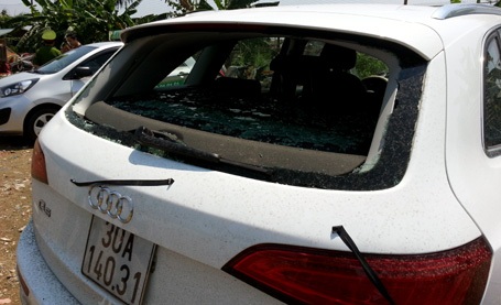 Xác định nạn nhân vụ xe Audi Q5 gây tai nạn liên hoàn - 3 Kính sau của chiếc xe vỡ vụn.