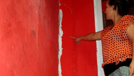 Nhiều vết nứt chạy dọc trụ tường và dưới chân tường.