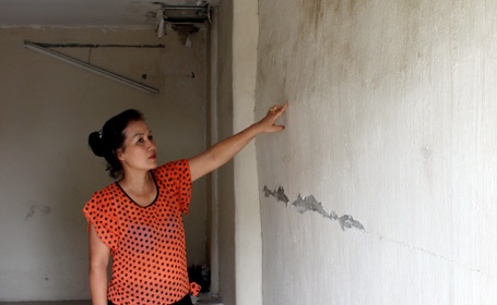 Một đoạn tường phình ra bất thường, kèm vết nứt chạy ngang.