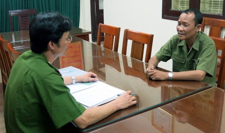 Hà Nội: Biển số "độc" giá 500 nghìn đồng - 2 Cơ quan công an lấy lời khai của Lê Văn Vinh.