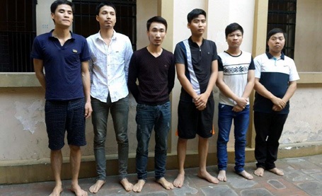 Hà Nội: Sới bạc “ẩn mình” trong cửa hàng gas - 1 Các đối tượng bị bắt giữ.