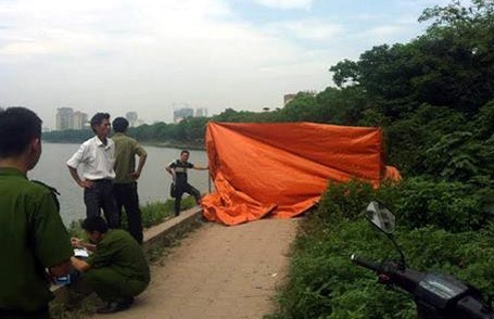 Xác nạn nhân được đưa lên bờ, phục vụ công tác khám nghiệm.