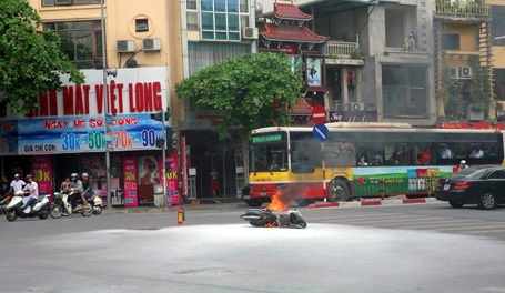 Hà Nội: Xe máy cháy đùng đùng gần trụ sở công an phường - 1 Chiếc xe máy bốc cháy giữa ngã tư.