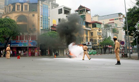 Hà Nội: Xe máy cháy đùng đùng gần trụ sở công an phường - 2 Các chiến sỹ CSGT tham gia ứng cứu chiếc xe phát hỏa.
