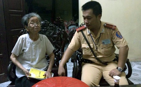 Hà Nội: Cụ già đi lạc cả ngày được CSGT giúp tìm người thân - 2 Cụ Cẩm và Trung úy Thịnh tại nhà con trai cụ.