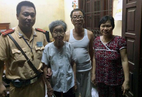 Hà Nội: Cụ già đi lạc cả ngày được CSGT giúp tìm người thân - 3 Gia đình ông Song vui mừng khi nhận lại mẹ.