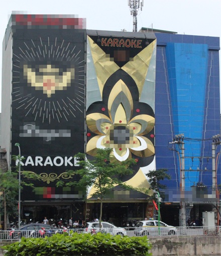 Hà Nội: Hé lộ nguyên nhân vụ cháy quán karaoke làm 5 người chết - 2 Mặt tiền các quán karaoke đều được bịt kín để trưng biển quảng cáo.