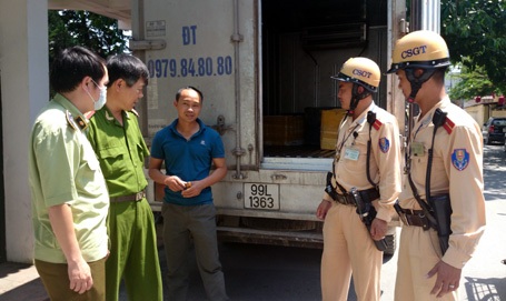 400kg lòng “bẩn” bị bắt khi vừa đến cửa ngõ thủ đô - 1 Lực lượng chức năng chặn giữ chiếc xe chở lòng bẩn vào nội thành.