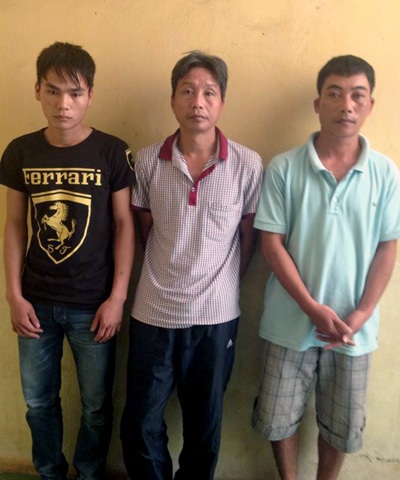 Hà Nội: Phá ổ mại dâm trên phố Tô Ngọc Vân - 1 Trần Anh Hào (giữa) cùng 2 nhân viên bị bắt giữ.