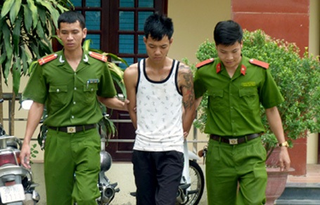 Nữ công nhân kể lại giây phút bị kẻ “ngáo đá” bắt làm con tin - 2 Đối tượng Cường bị cảnh sát bắt giữ.