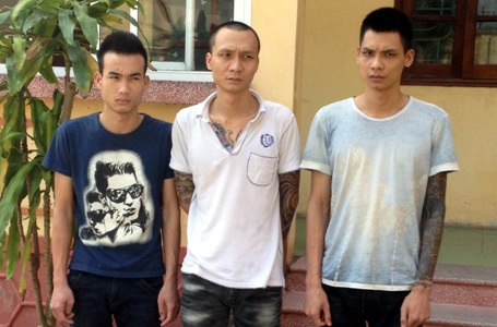Hà Nội: “Nói chuyện” nợ nần bằng súng colt - 1 Ba đối tượng bị cơ quan công an tạm giữ.