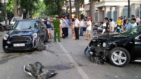 Hiện trường vụ tai nạn khiến 2 chiếc ô tô toác đầu.