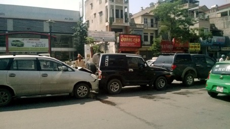 Hà Nội: 3 ô tô “cắn đuôi” nhau trên phố - 2 Ba chiếc ô tô đâm liên hoàn.