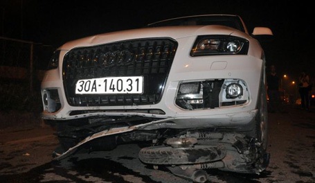 Hà Nội: Xe Audi “nổi điên” tông hàng loạt ô tô, xe máy - 5 Dưới gầm ô tô, một chiếc xe máy gần còn mắc kẹt.
