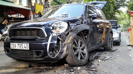 Vụ tai nạn khiến người phụ nữ lái xe Piagio Zip bị thương nặng, phải nhập viện cấp cứu.