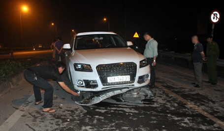 Hà Nội: Xe Audi “nổi điên” tông hàng loạt ô tô, xe máy - 3 Chiếc xe điên chỉ bị dừng lại khi chạy ngược lên dốc Tam Trinh.