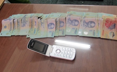 Hà Nội: Phóng xe SH đi trộm thẻ cào điện thoại - 2 Chiếc điện thoại của bà Mão và số tiền các đối tượng bán thẻ cào điện thoại.