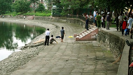 Đi tập thể dục, phát hiện xác chết nổi trên hồ Giảng Võ - 1 Xác nam thanh niên được vớt lên bờ.