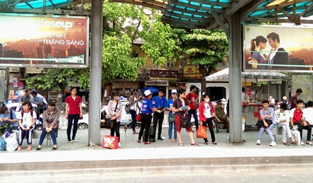 Cảnh sát giao thông Hà Nội ra quân “Tiếp sức mùa thi” - 1 Cảnh sát giao thông Hà Nội ra quân “Tiếp sức mùa thi”