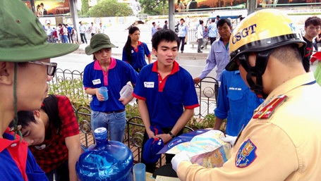 Cảnh sát giao thông Hà Nội ra quân “Tiếp sức mùa thi” - 2 Lực lượng CSGT phối hợp với thanh niên, sinh vi