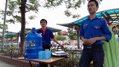 Cảnh sát giao thông Hà Nội ra quân “Tiếp sức mùa thi” - 5 Nước uống sẵn sàng phục vụ mọi người.
