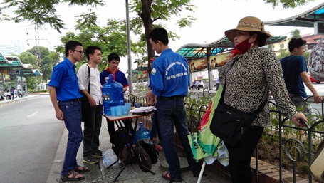 Cảnh sát giao thông Hà Nội ra quân “Tiếp sức mùa thi” - 7 Nước uống sẵn sàng phục vụ mọi người.