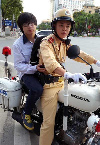 Không thể biện minh! - 10 Em Nguyễn Phương Nam chờ mượn chiếc mũ bảo hiểm để chiến sỹ CSGT đưa đến địa điểm thi.