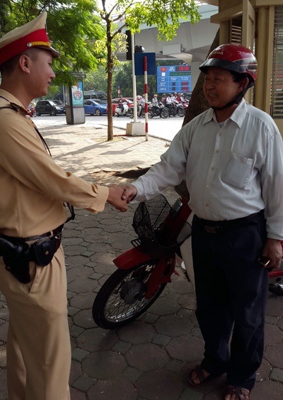 Hà Nội: Gặp tai nạn, thí sinh suýt muộn thi tốt nghiệp - 2 Phụ huynh của em Nam cảm ơn các chiến sỹ CSGT đã giúp đỡ em Nam đến trường thi.