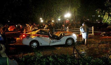 Hàng trăm cây đổ, mưa ngập nhiều nơi ở Hà Nội - 2 Chiếc xe taxi biến dạng, tài xế tử vong, mắc kẹt trong xe.