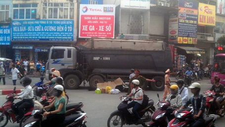 Lực lượng chức năng phân luồng, giải quyết ùn tắc giao thông tại khu vực xảy ra tai nạn.