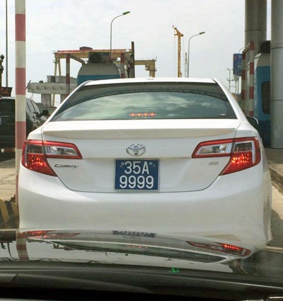 Xe lãnh đạo công an lắp biển “tứ quý 9” để… tiện công tác - 2 Hai chiếc xe sang trùng biển xanh “tứ quý 9”.