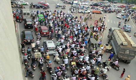 Lực lượng chức năng phân luồng, giải quyết ùn tắc giao thông tại khu vực xảy ra tai nạn.