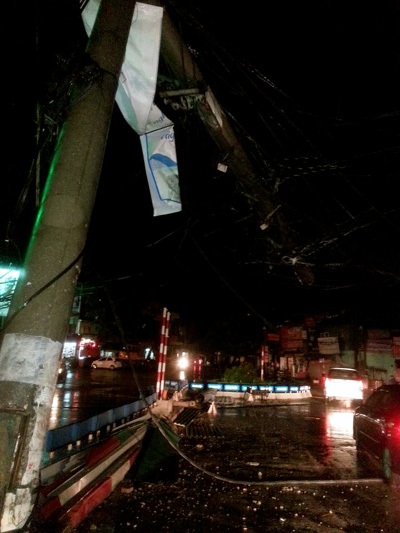 Hàng trăm cây đổ, mưa ngập nhiều nơi ở Hà Nội - 4 Cây đổ kéo gẫy cột điện tại ngã tư Trần Khát Chân - Kim Ngưu.