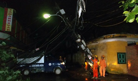 Hàng trăm cây đổ, mưa ngập nhiều nơi ở Hà Nội - 5 Nhân viên Công ty Điện lực Đống Đa khắc phục sự cố ngay trong đêm.