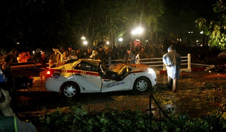 Hà Nội: Cây xà cừ cổ thụ đè nát taxi, 1 người chết - 4 Chiếc xe taxi biến dạng sau vụ việc.