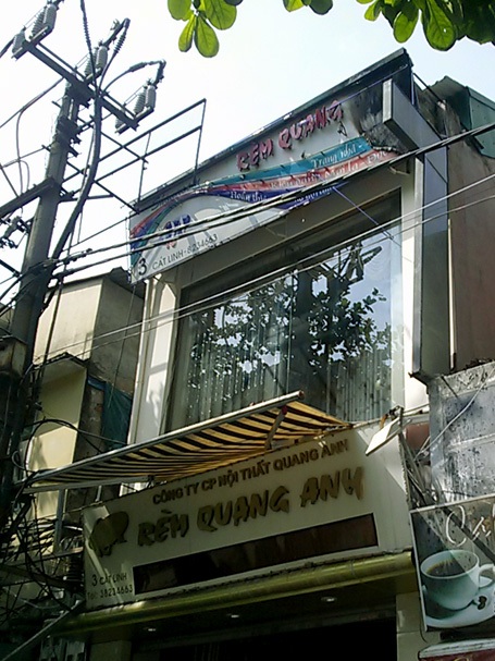 Hà Nội: Hai xe chữa cháy cứu một… mái hiên di động - 1 Một phần mái hiên di động trên tầng 2 bị cháy sém.