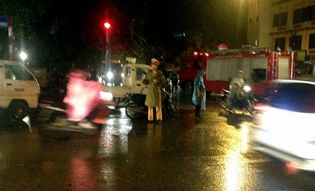 Hà Nội: Cây xà cừ cổ thụ đè nát taxi, 1 người chết - 6 Lực lượng CSGT tổ chức phân luồng, hướng dẫn các phương tiện lưu thông theo đường khác.