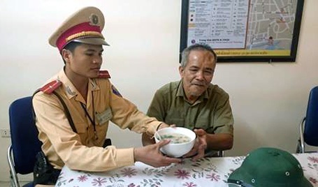 Ông Cự được các chiến sỹ CSGT bố trí ăn nghỉ, tĩnh dưỡng tại trụ sở Đội CSGT số 1.