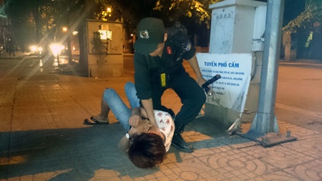 Quái xế bỏ chạy bị cảnh sát quật ngã.