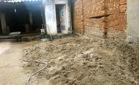 Hà Nội: Hoảng hồn vì “hố tử thần” xuất hiện khi khoan giếng - 3 Gia đình ông Cần phải dùng hàng trăm m3 cát để lấp hố tử thần.