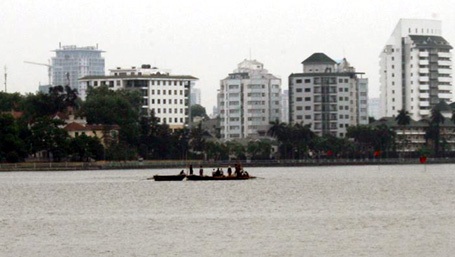 Tìm thấy thi thể nạn nhân thứ 2 trong vụ lật thuyền ở Hồ Tây - 1 Lực lượng chức năng tổ chức tìm kiếm nạn nhân Hà.